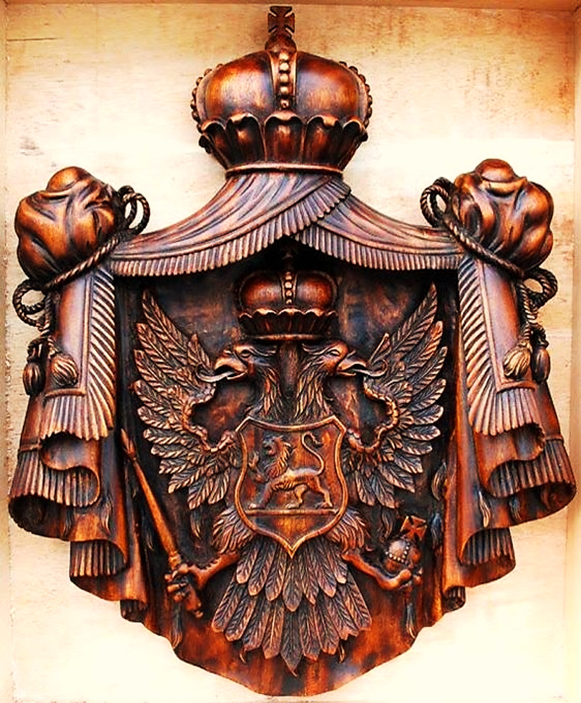 ESCUDOS HERALDICOS TALLADOS EN MADERA